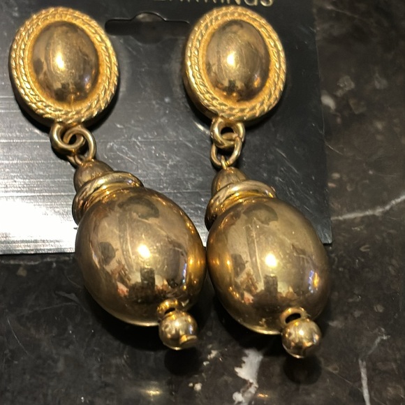 Gold-tone Vintage Fashion Drop Earrings 2.25” - Picture 7 of 7